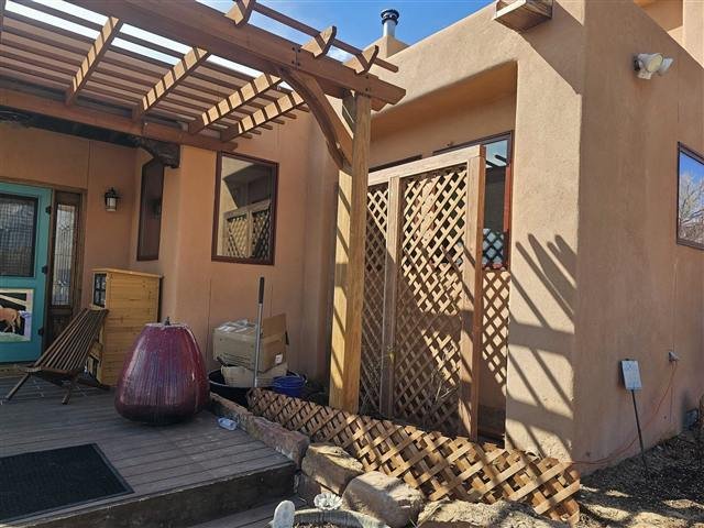 Entry garden with lattice and stone border